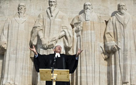  O pastor Philippe Reymond fala nas comemorações do 5° centenário de Calvino, à frente do muro dos reformadores em Genebra. Salvatore di Nolfi, Keystone.