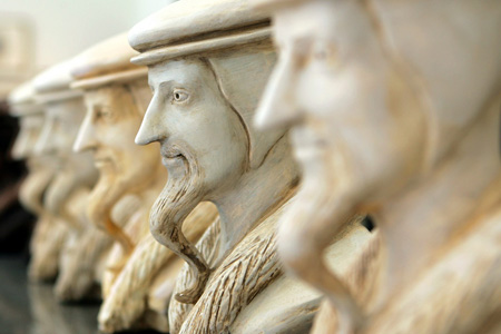 Vários bustos de João Calvino sobre a porta de entrada do Museu da Reforma. O museu apresenta a história do movimento religioso criado por João Calvino. Martial Trezzini, Keystone.