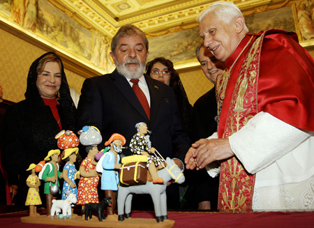 Um Presente de Lula ao Papa representando uma Família retirante do Nordeste Brasileiro.