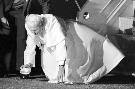 pa-João-Paulo-II-beija-o-chão-em-sua-chegada-ao-Brasil.-São-Paulo-12-de-outubro-de-1991[1]